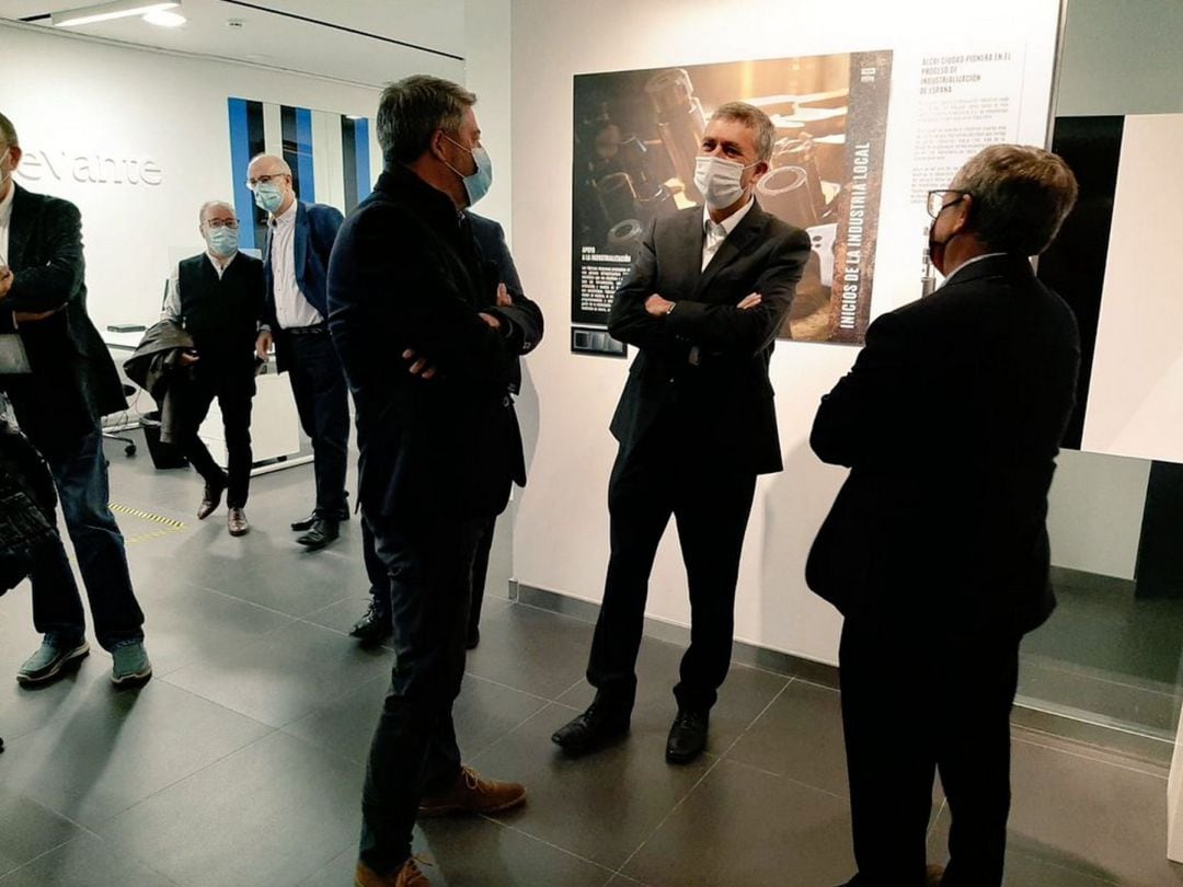 Pablo de Gracia y Alexandre Sanfrancisco, de Foradia, conversan con el conseller Rafael Climent