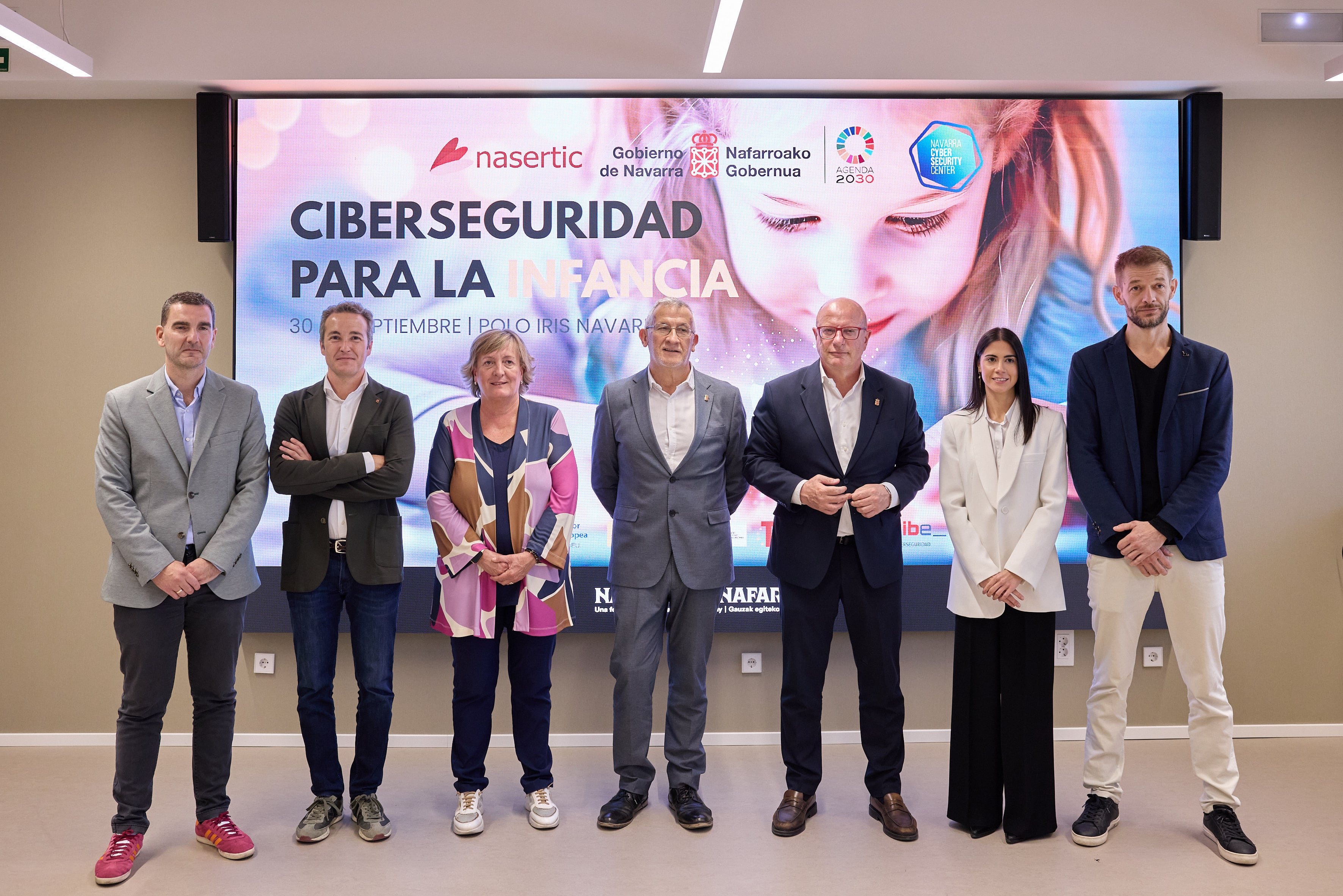 Participantes en la firma del convenio sobre ciberseguridad en la infancia.