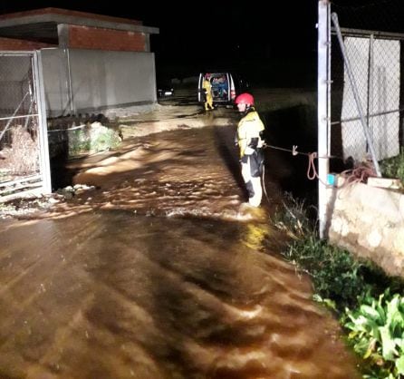 Los bomberos con una cuerda guía rescatan uno a uno a los trabajadores