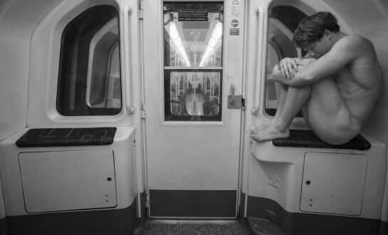 El atleta Tim Shieff desnudo en un tren