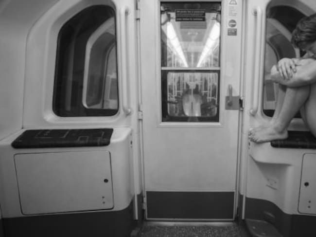 El atleta Tim Shieff desnudo en un tren