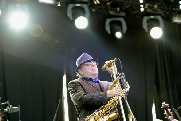 El cantante y saxofonista irlandés Van Morrison, durante su actuación con la que ha abierto el festival Azkena Rock de Vitoria, el evento musical especializado en Rock que se celebra este fin de semana y actuaran 36 bandas diferentes.