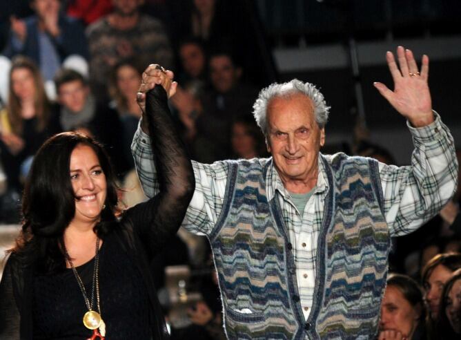 Angela Missoni y Ottavio Missoni  saludan al público tras finalizar el desfile de su firma Missoni Pret a Porter durante la Semana de la Moda de Milán de 2011