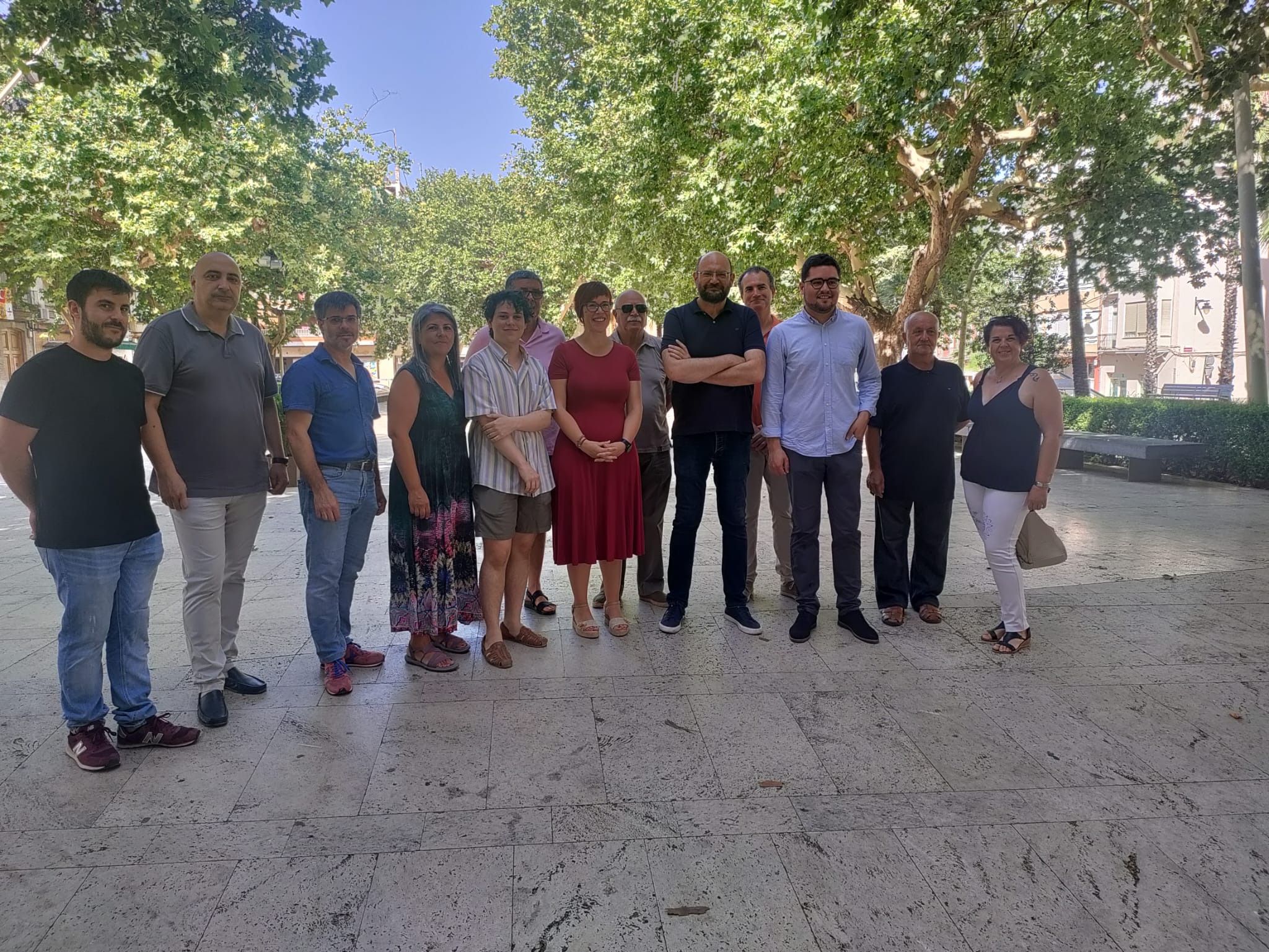 Àguead Micó (de roig al centre) junt a membres de Compromís per La Vall