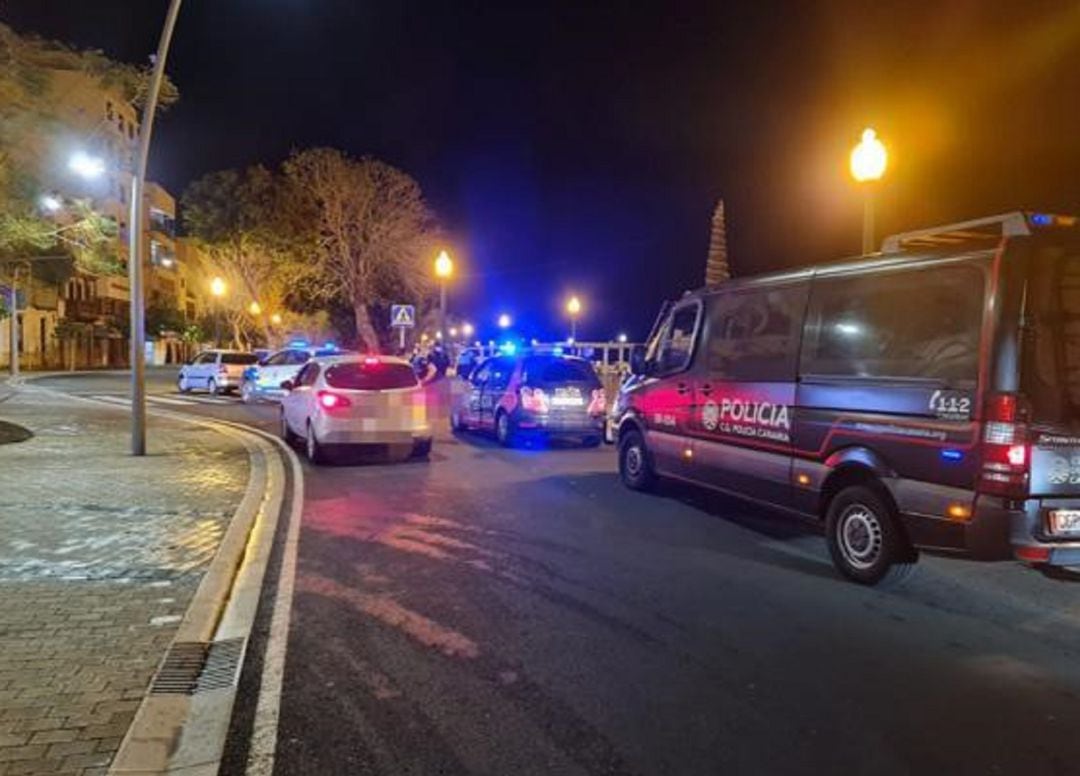 Agentes de la Policía Canaria, junto a la Policía Nacional y la Policía Local de Arrecife, interceptan a personas que circulaban durante el toque de queda sin motivos justificados.