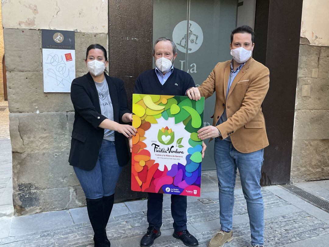 Irune García, concejala de Turismo, Rafael Remírez, presidente de la orden del Volatín y Alejandro Toquero, alcalde de Tudela con el cartel de las Fiestas de la Verdura 2022