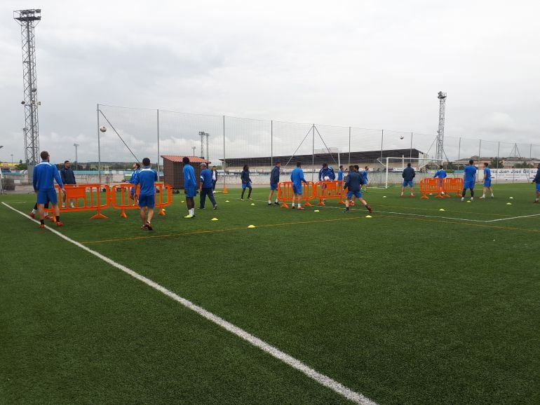 Los jugadores de la plantilla blanquiazul durante la sesión de trabajo de este viernes en los anexos de El Montecillo.