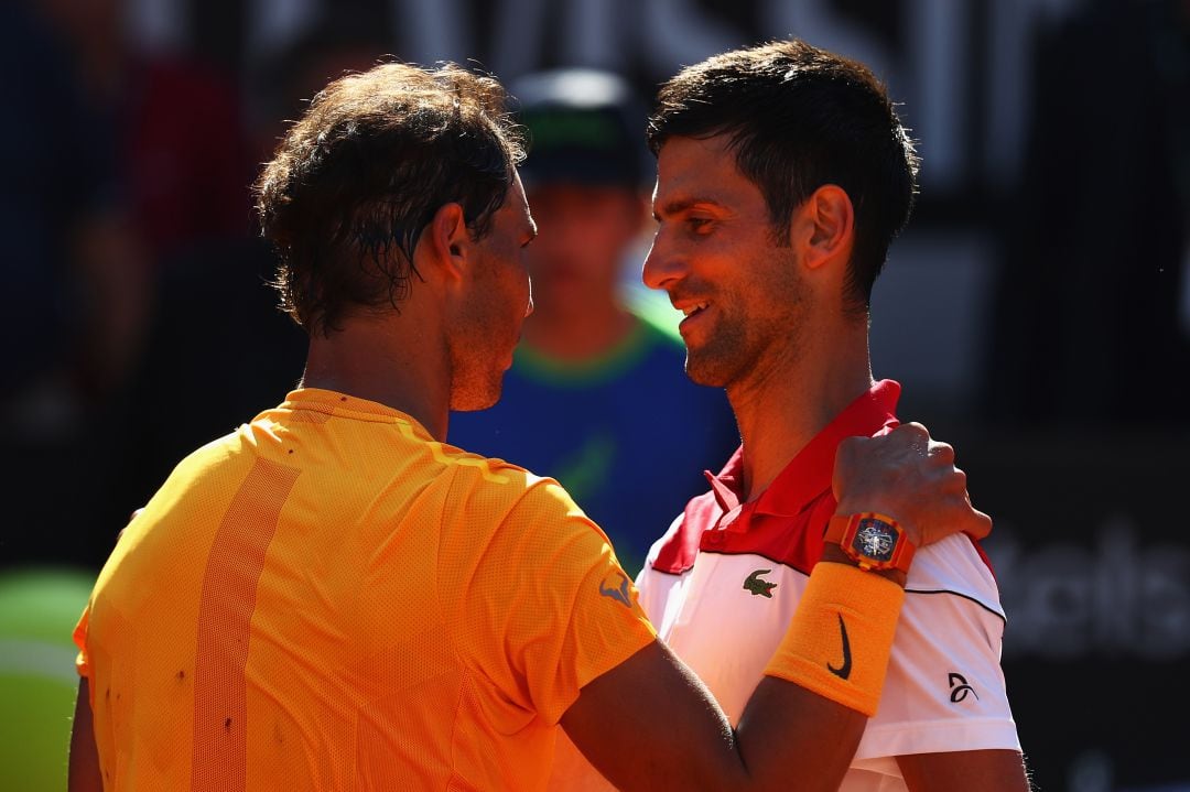 Nadal y Djokovic se saludan tras un partido en el torneo de Roma.