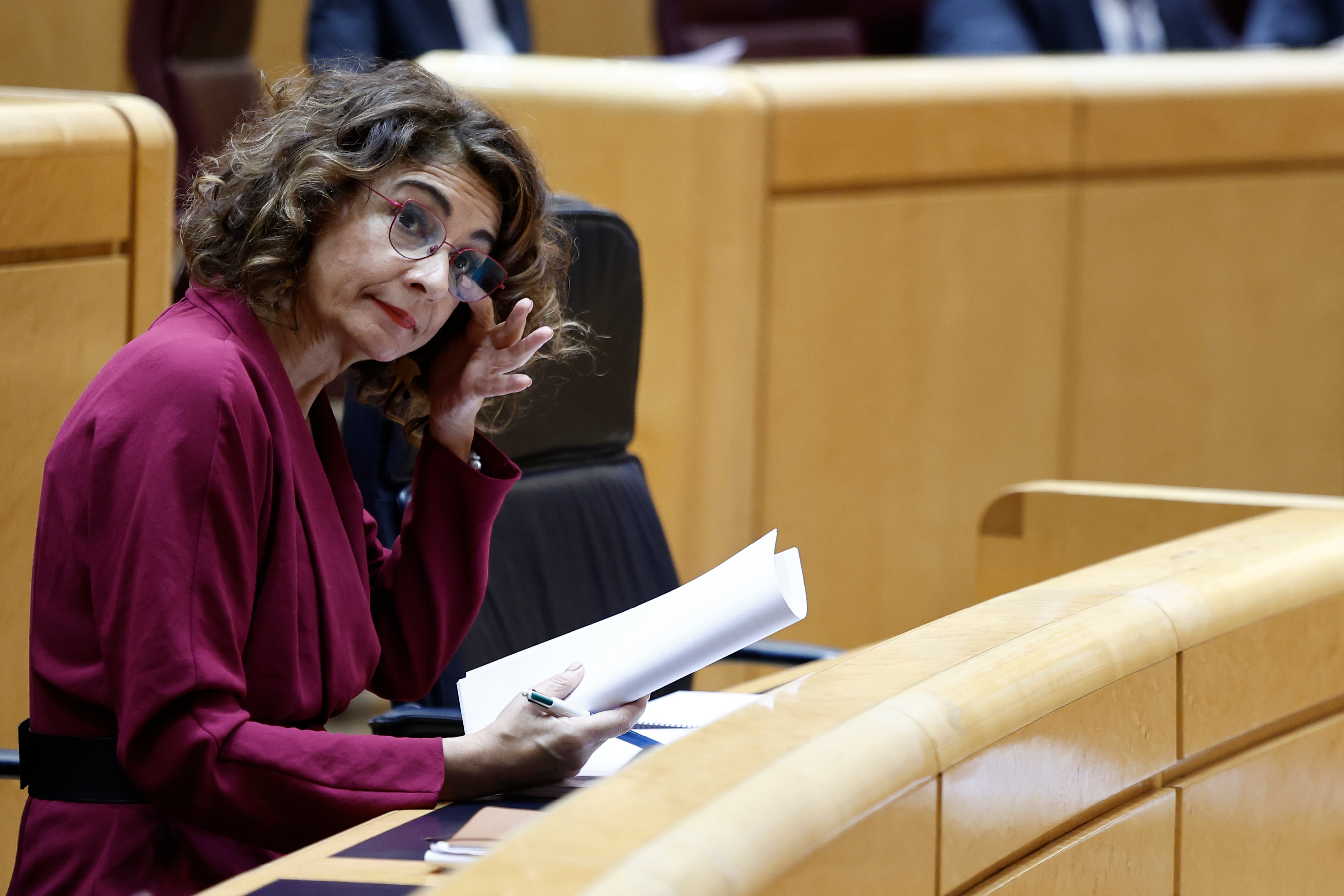 La vicepresidenta primera y ministra de Hacienda, María Jesús Montero, este miércoles en el Pleno del Senado que debate y vota por segunda vez la senda de estabilidad para el periodo 2024-2026, que ha vueltao a ser rechazada por la mayoría absoluta del PP, trámite tras el cual el Gobierno ya podrá presentar los Presupuestos de este ejercicio. EFE/ Sergio Perez