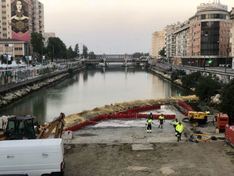 Los trabajos de los operarios durante esta viernes en Málaga capital