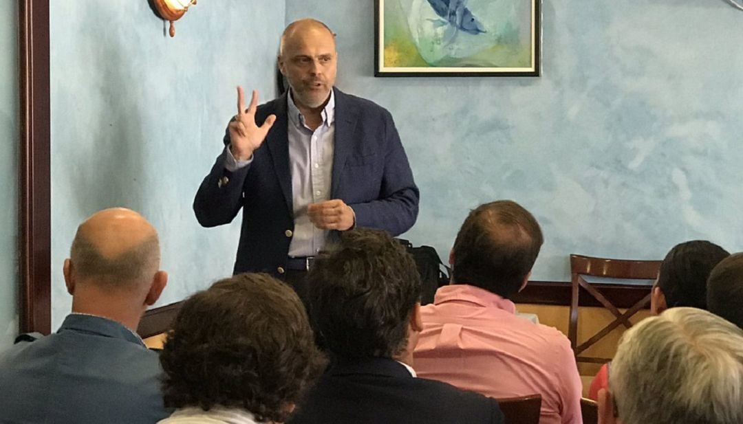 Sergio Sopeña, candidato a hermano mayor de La Esperanza de Triana, explica su proyecto a los periodistas