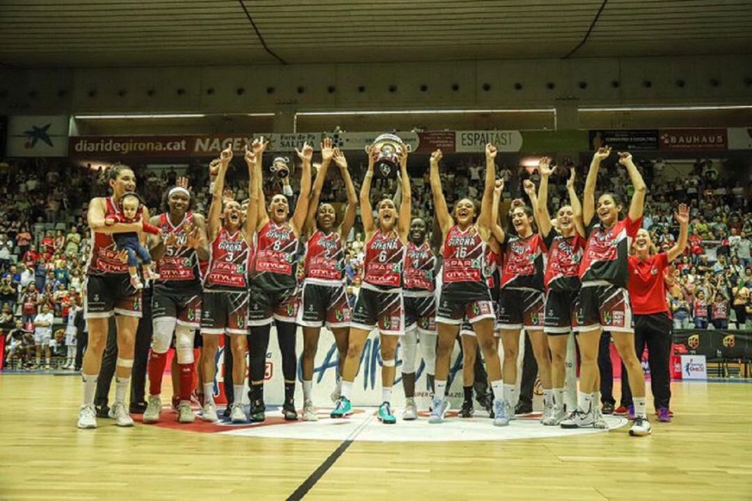 El moment d'aixecar la Supercopa