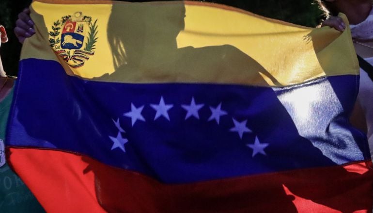 Bandera venezolana durante una concentración al cierre de las votaciones de la consulta impulsada por la oposición sobre la Constituyente.