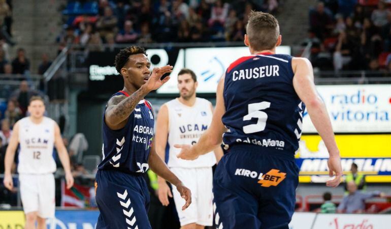 Darius Adams, máximo anotador, felicita al francés Fabien Causeur.