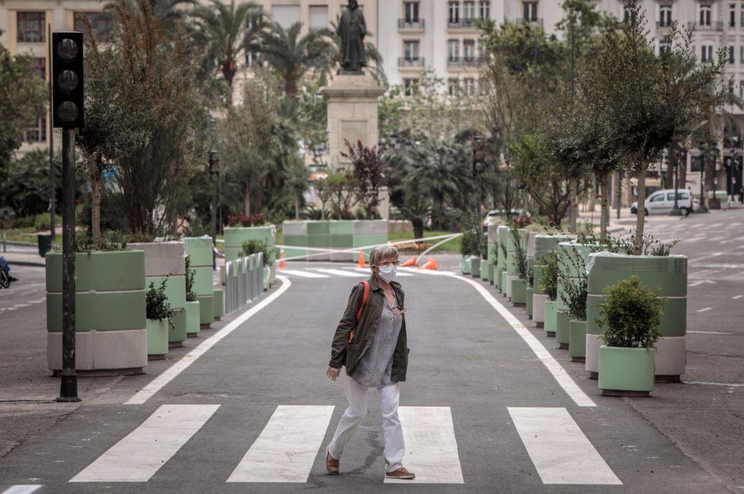 Varios operarios trabajan en la peatonalización de la plaza del ayuntamiento de València