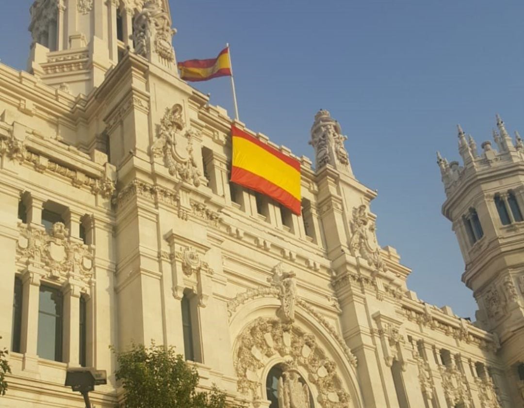 El Ayuntamiento de Madrid despliega una bandera de España en su fachada