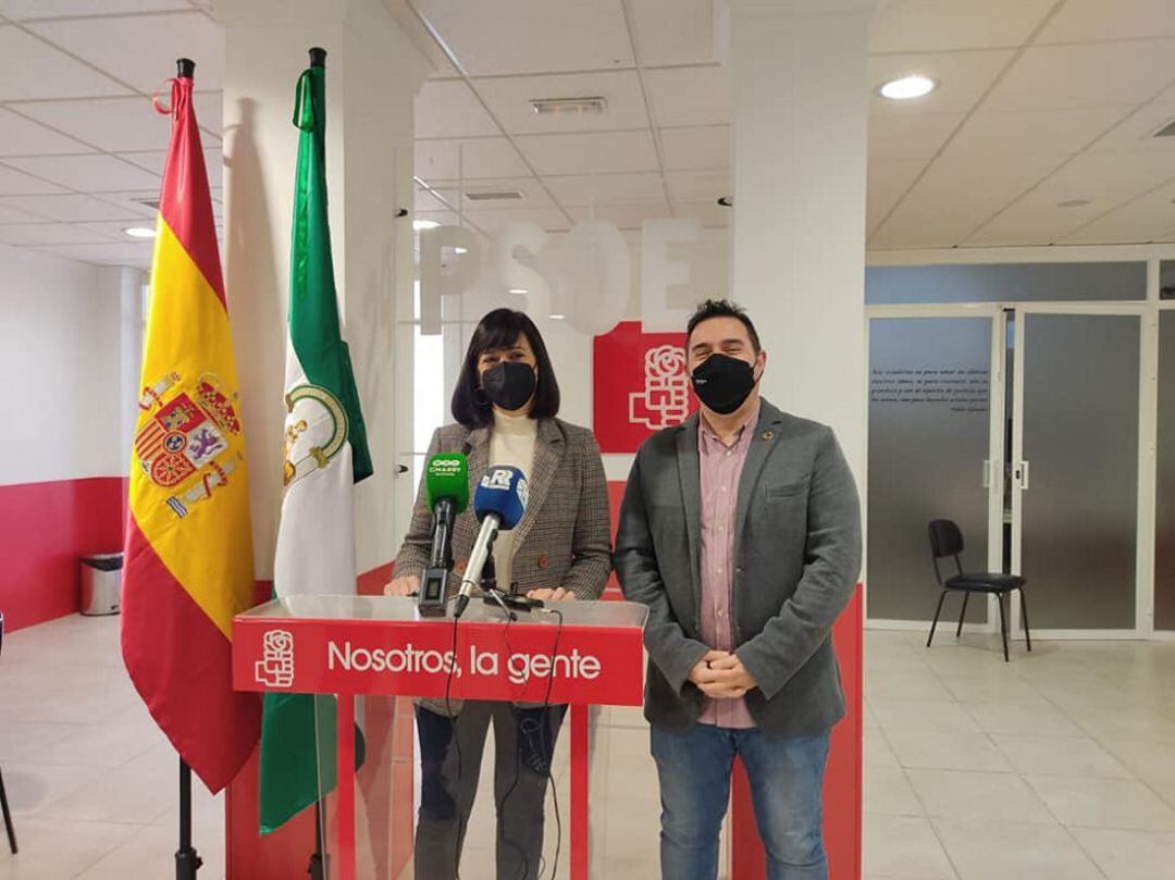 Mariló Narváez y Juan Carlos González, en la sede del PSOE rondeño