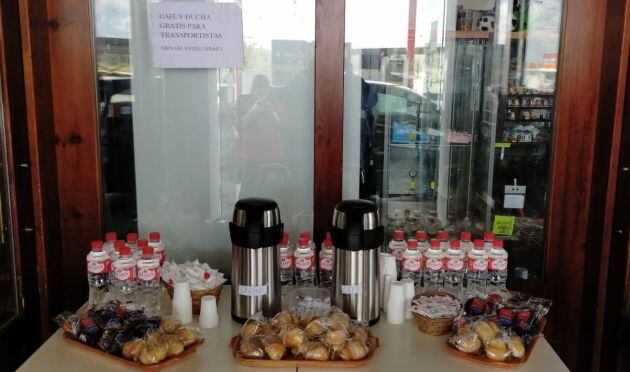 Surtido de productos gratuitos para los transportistas