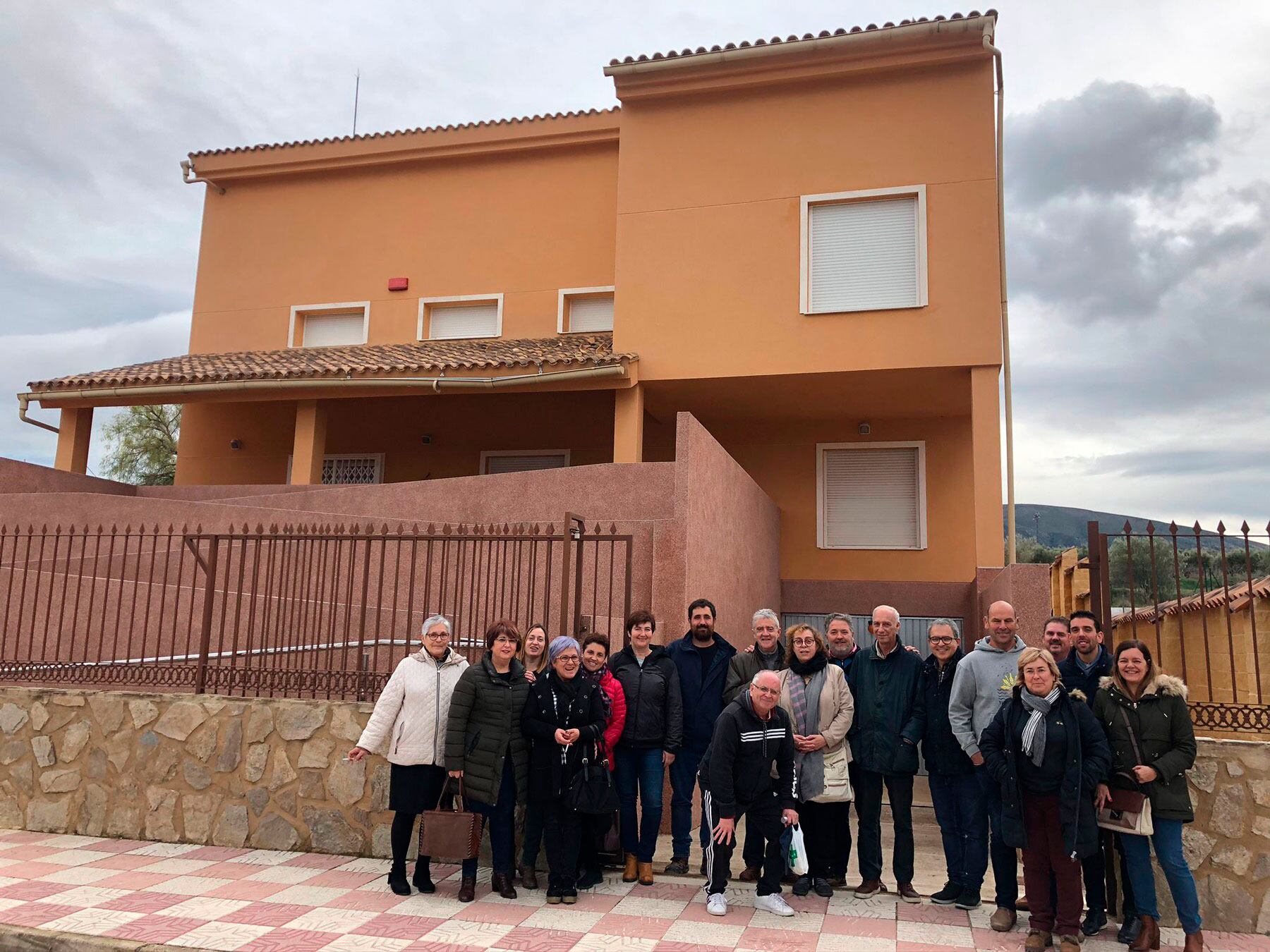 Familias delante del edificio preparado para centro de día en una imagen de archivo