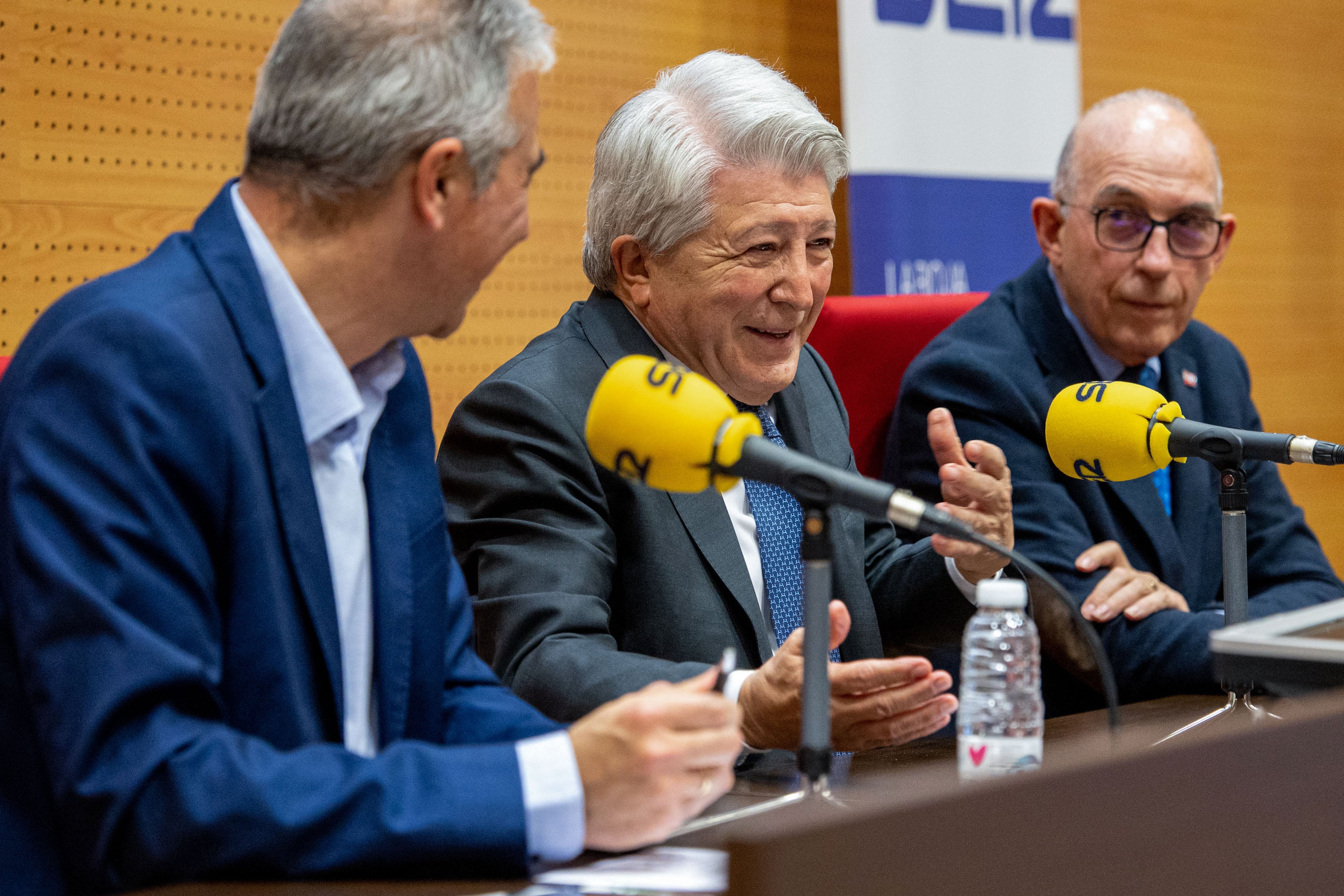 El presidente del Atlético de Madrid, Enrique Cerezo; el director Radio Rioja, Cadena SER Alberto Aparicio, y el rector de la UR, Juan Carlos Ayala,. EFE/ Raquel Manzanares