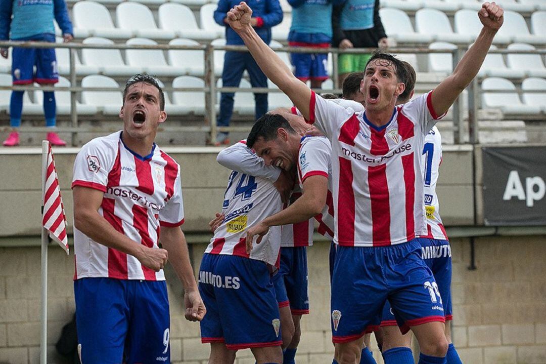 Corbalán celebra un gol con Ubis.