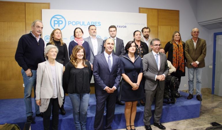 En el centro, Gema Igual junto al resto del equipo de Gobierno de Santander y dirigentes del PP.