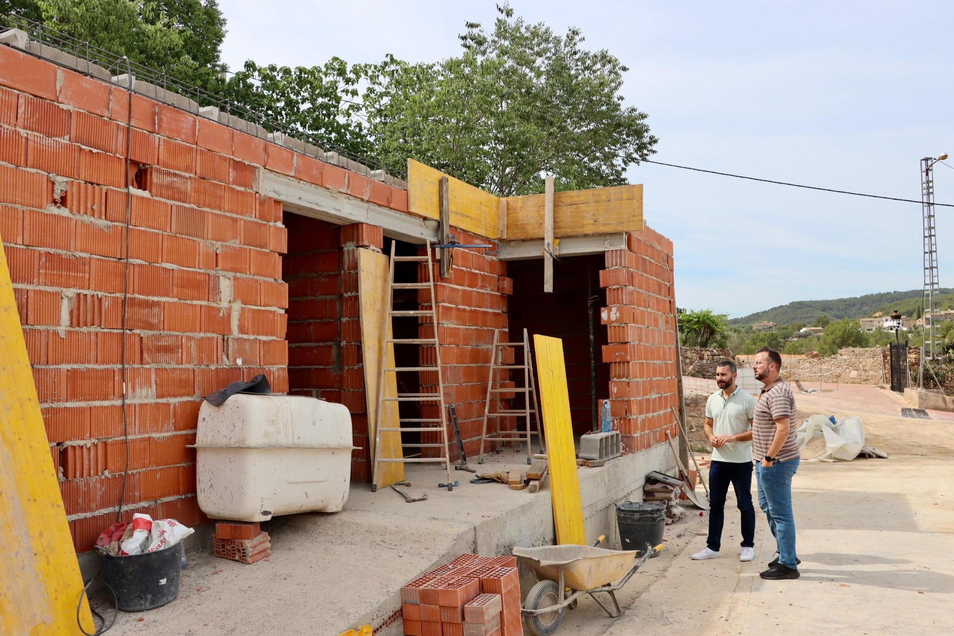 Avanzan las obras de construcción de aseos y un almacén en Araia