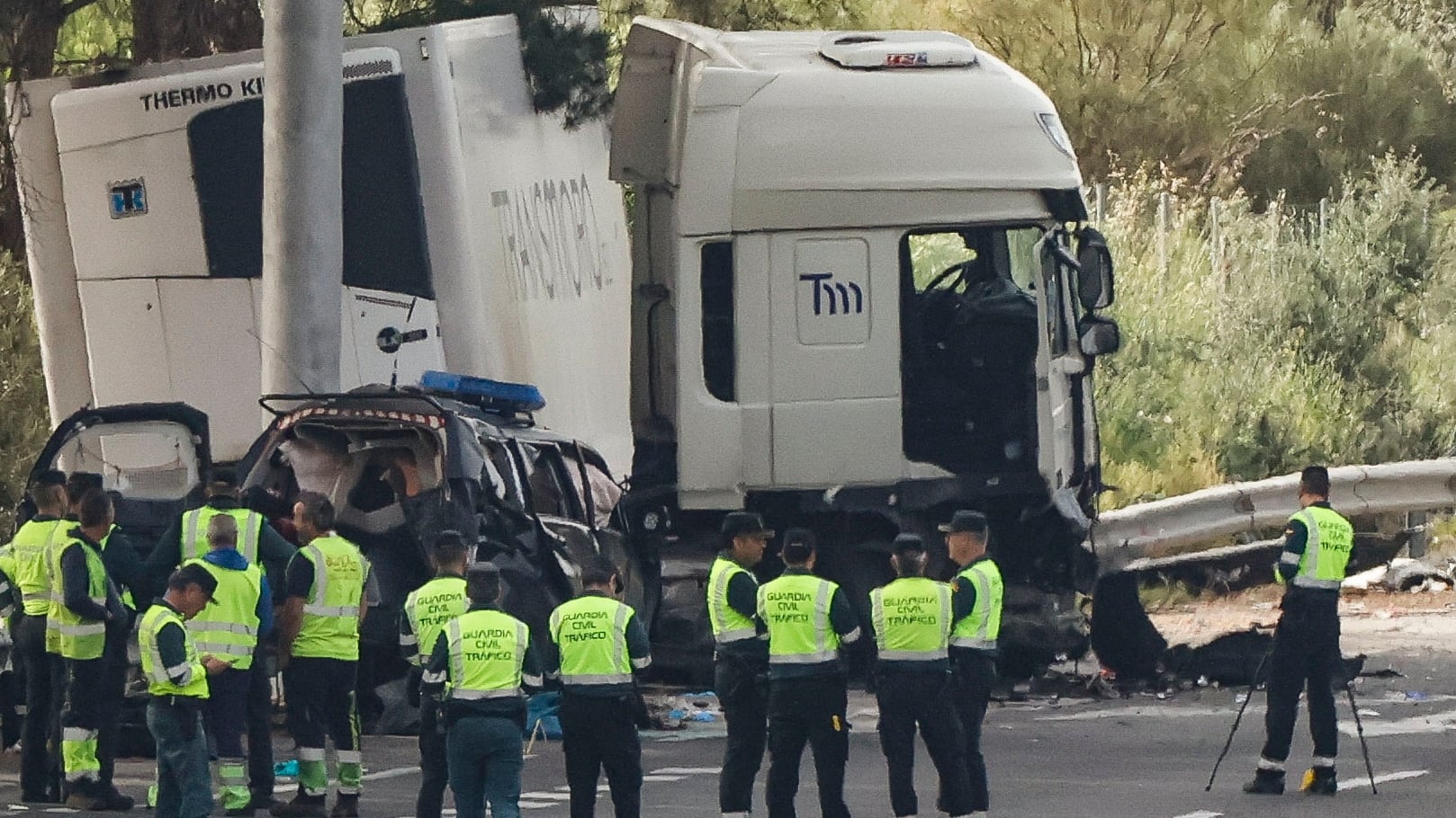 SEVILLA, 19/03/2024.- Los guardias civiles miembros del Grupo de Acción Rápida (GAR) que fueron arrollados esta madrugada por un camión articulado en la AP-4, a la altura de Los Palacios y Villafranca (Sevilla), realizaban un control habitual contra el narcotráfico. El atropello, que según las primeras pesquisas no parece intencionado, ha causado la muerte de dos agentes de los GAR, el cabo primero Eneko Lira Gómez, y el guardia civil Juan Jesús López Álvarez, según han indicado a EFE fuentes del instituto armado. Otros cuatro civiles han muerto y tres agentes más de los GAR han resultado heridos graves. EFE/ Jose Manuel Vidal
