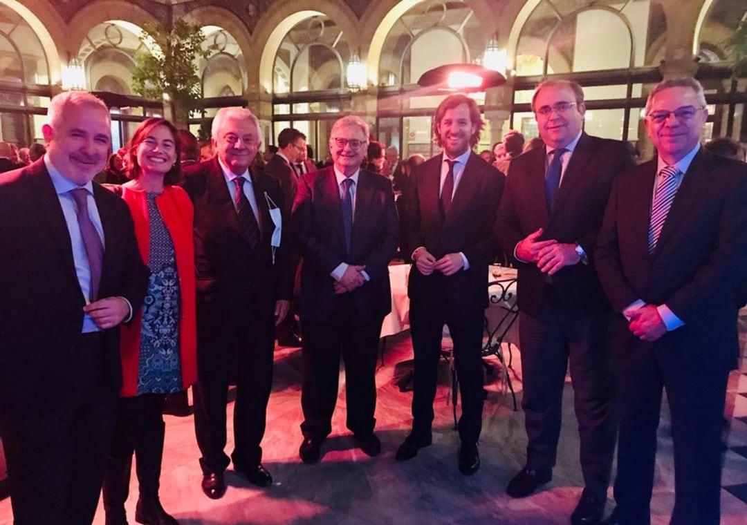 Rosauro Varo con Diego Suárez, director de Contenidos de la SER en Andalucía; Eva Sáiz, delegada de El País en Andalucía; Francisco Herrero, presidente de la Cámara de Comercio de Sevilla; Antonio Yélamo, director de la Cadena SER Andalucía; Carlos Navarro Antolín, subdirector de Diario de Sevilla; y Salomón Hachuel, director de Hoy por Hoy Sevilla.