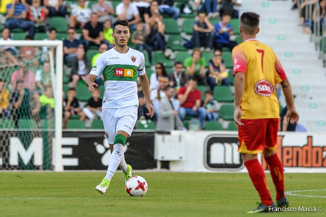 Primi conduce el balón en un partido con el Elche