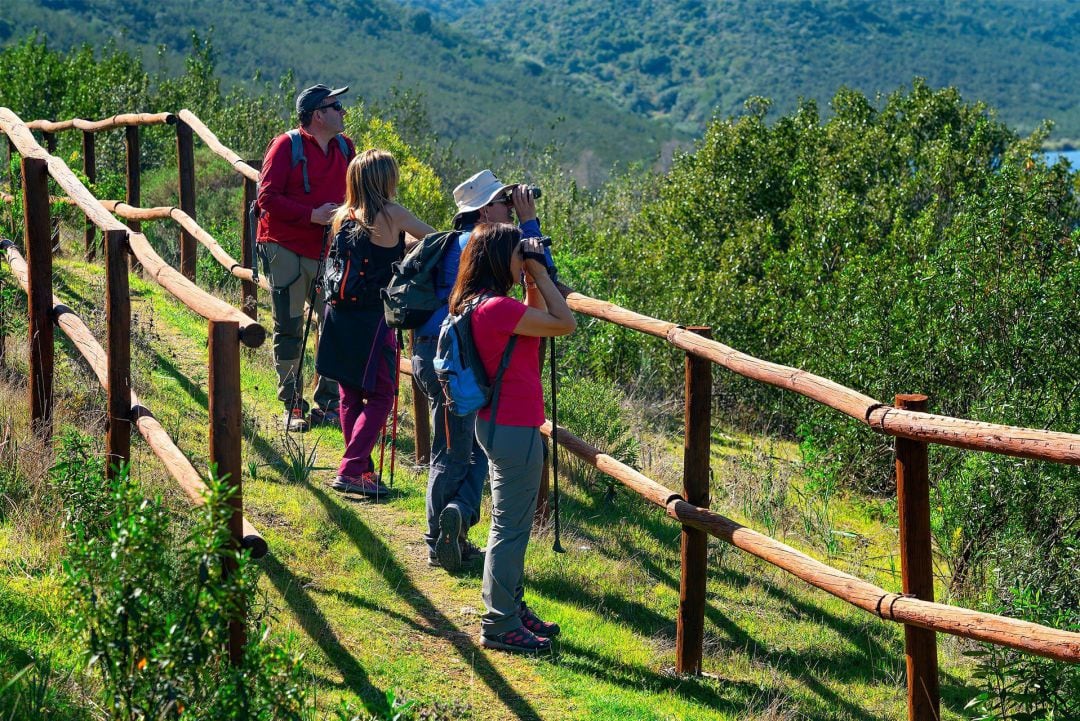 Fomentar el turismo y la cultura de las zonas es uno de los objetivos. En esta foto, varias personas observan a las aves en la Reserva de la Biosfera Tajo