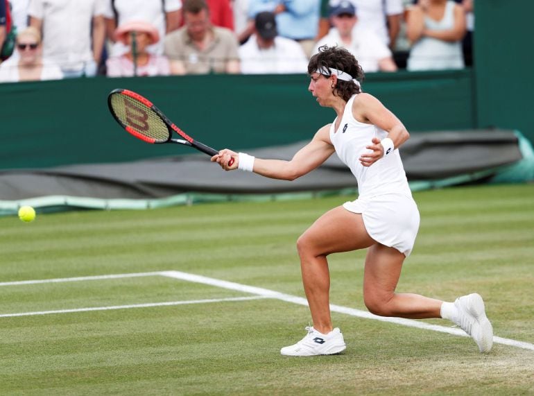 La tenista española Carla Suárez Navarro devuelve la bola a su compatriota Sara Sorribes Tormo durante su partido de segunda ronda de Wimbledon 