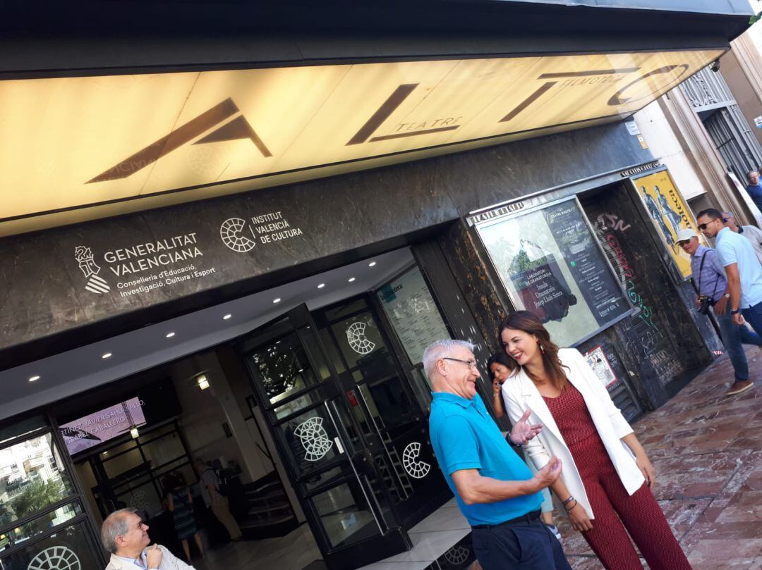 Sandra Gómez y Joan Ribó en su primer encuentro tras las elecciones en el Rialto