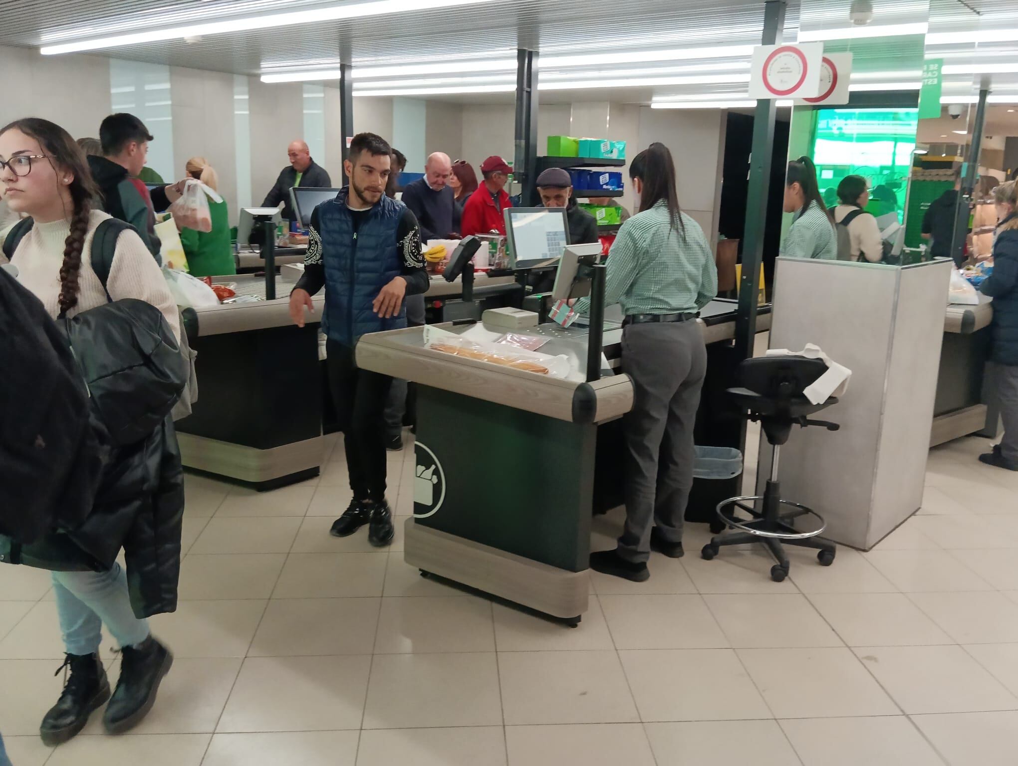 El Mercadona de Carrequemada funcionaba con generadores y con bastante clientela