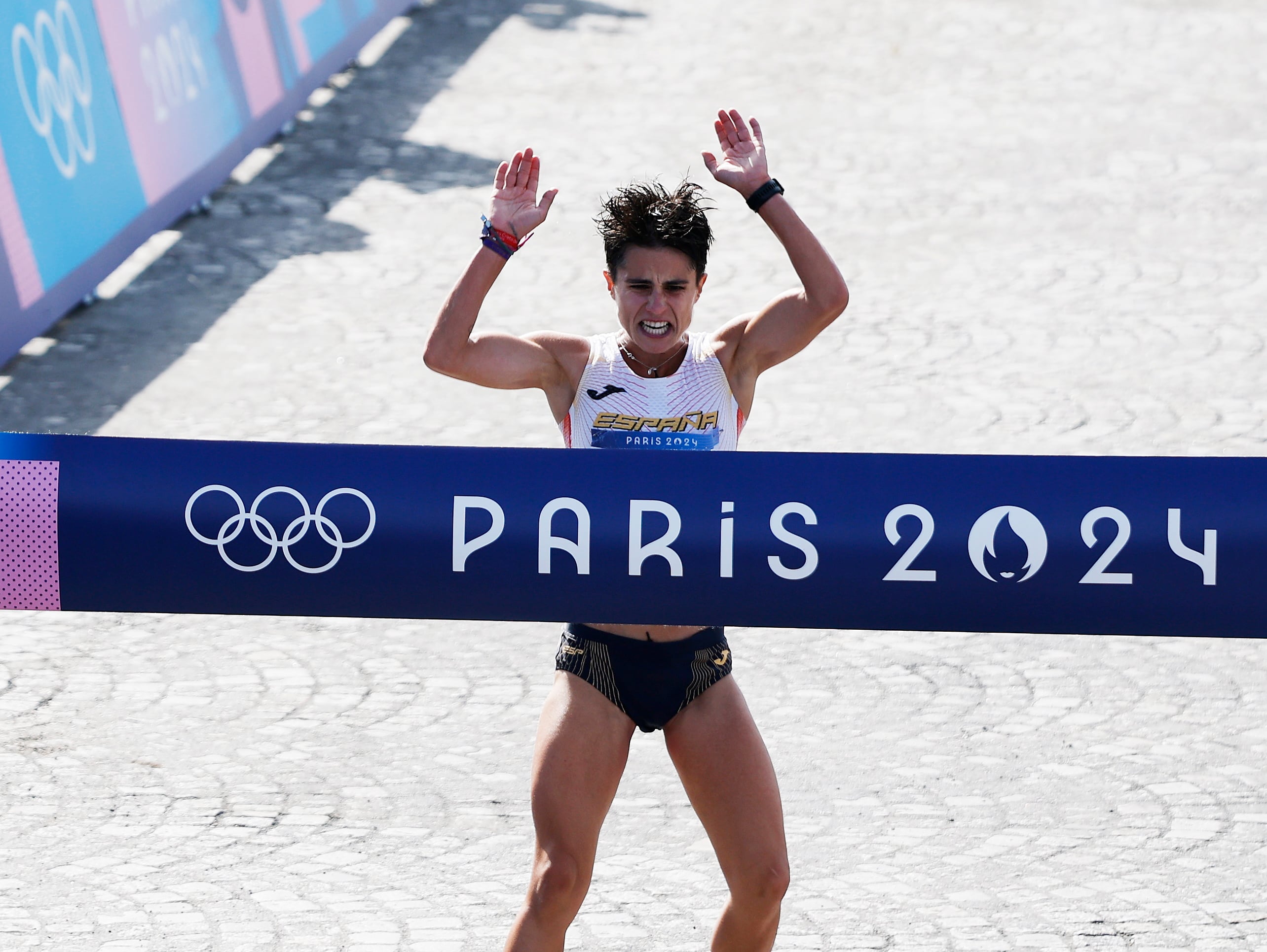 Saint-denis (France), 07/08/2024.- Gold medalists Maria Perez celebrate winning the Marathon Race Walk Relay Mixed event of the Athletics competitions in the Paris 2024 Olympic Games, at the Trocadéro in Paris, France, 07 August 2024. (Maratón, marcha, Francia) EFE/EPA/TOLGA AKMEN
