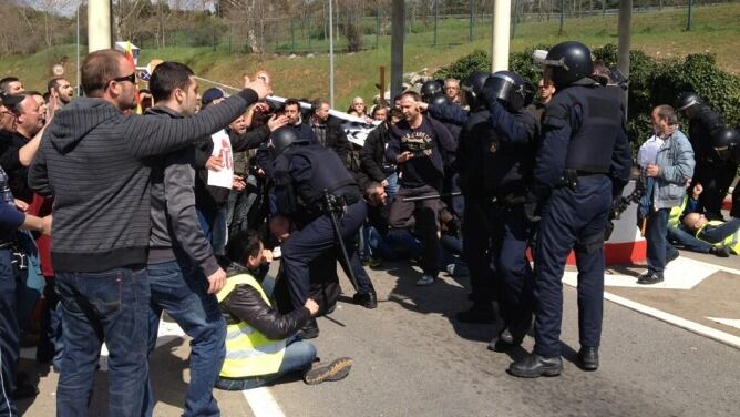Incidents entre Mossos d'Esquadra i piquets a l'entrada del CIM Vallès