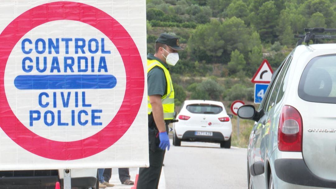 Control de la Guardia Civil en el acceso a Benigànim desde Genovès en la primera jornada de confinamiento