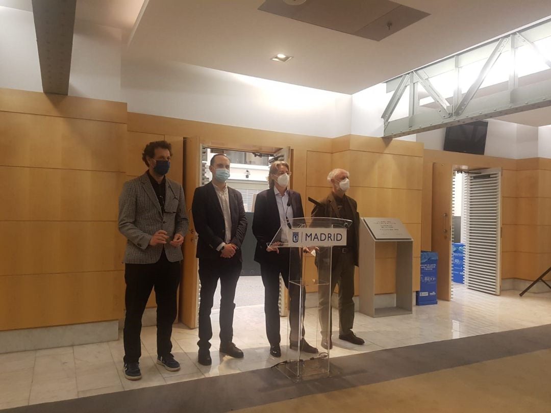 Marta Higueras, junto a los concejales José Manuel Calvo, Felipe llamas y Luis Cueto en el Ayuntamiento de Madrid 