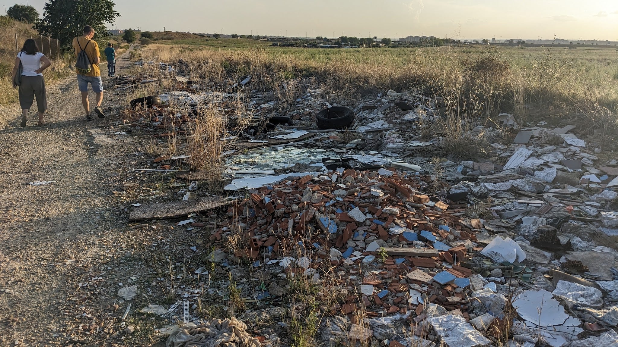 Imagen de vertidos ilegales en un camino ubicado en el vértice que une Fuenlabrada, Alcorcón y Leganés