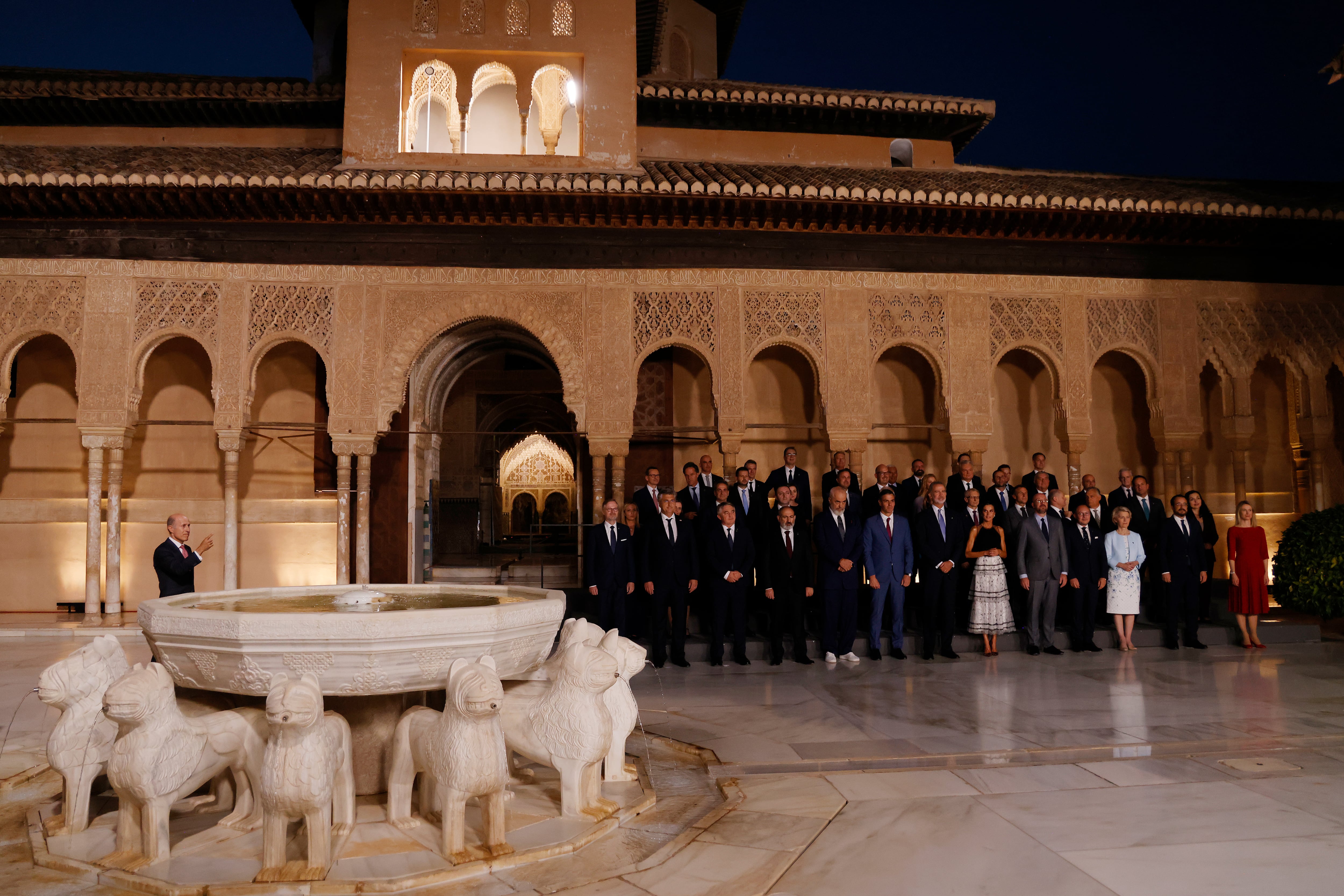 Los reyes Felipe y Letizia reciben a los líderes europeos en la Alhambra de Granada.