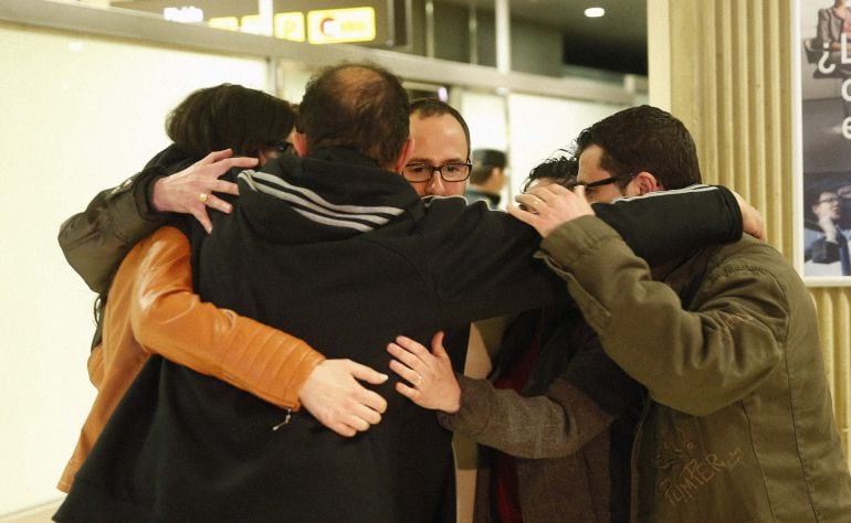 GRA501. Valencia (Comunidad Valenciana), 20/03/2015. El matrimonio valenciano que permaneció oculto en un cuarto de limpieza del museo del Bardo durante casi 24 horas durante el ataque terrorista en Túnez, recibidos por sus familiares a su llegada esta noche al aeropuerto de Manises, Valencia. EFE/Kai Försterling.