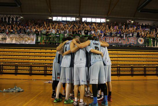 Los jugadores del Breo en un partido en Ourense con la afición