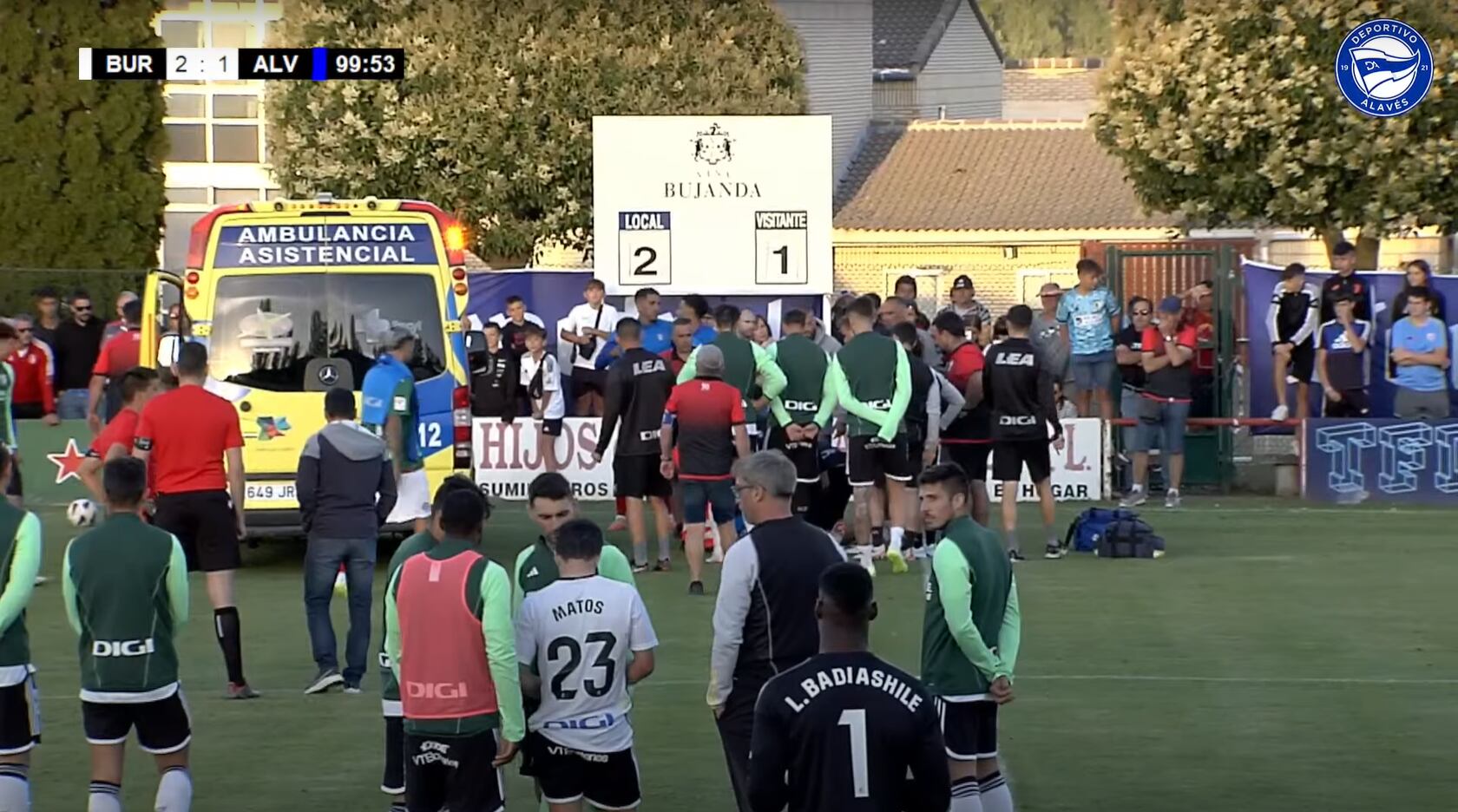 José Matos observando desde la distancia lo sucedido en el amistoso de pretemporada entre el Burgos y el Alavés.