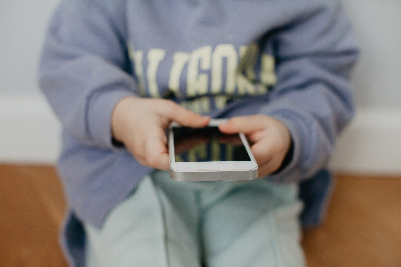 Alerta por el uso de pantallas en niños menores de 3 años