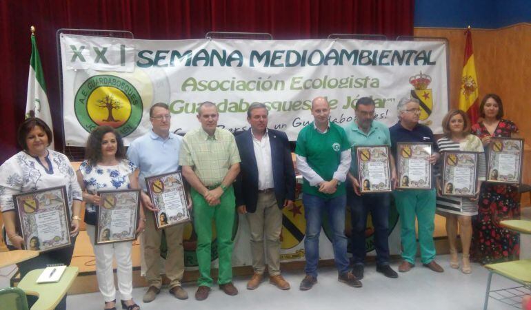 Foto de familia de los Socios de Honor en la XXI semana medioambiental de la Asociación Ecologista &quot;Guardabosques de Jódar&quot;