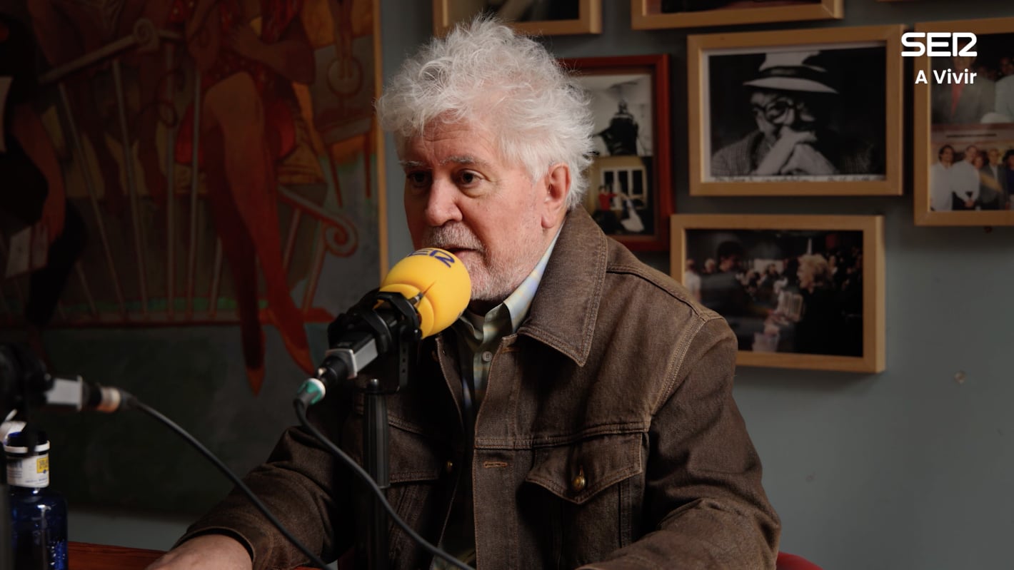 Pedro Almodóvar en su despacho de El Deseo durante una entrevista en 'A vivir que son dos días' con Javier del Pino.