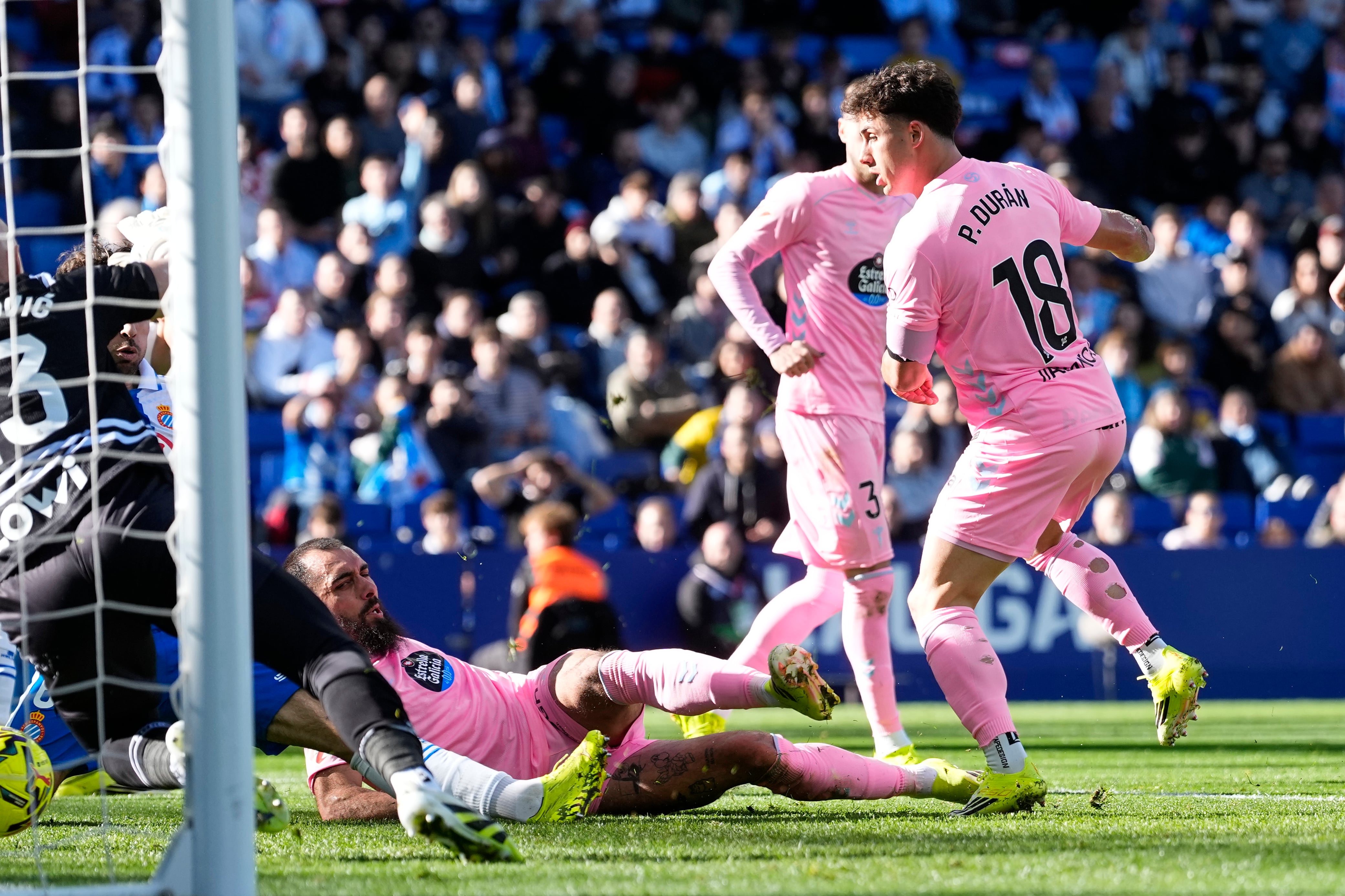 BARCELONA, 14/02/2026.- El delantero del Celta Borja Iglesias (c) en el suelo durante el partido de Liga que el Espanyol y el Celta disputan este sábado en el RCDE Stadium, en Barcelona. EFE/ Enric Fontcuberta