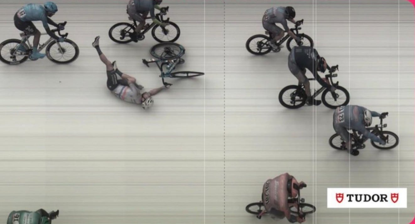 La foto finish de la quinta etapa del Giro: Cavendish, por los suelos