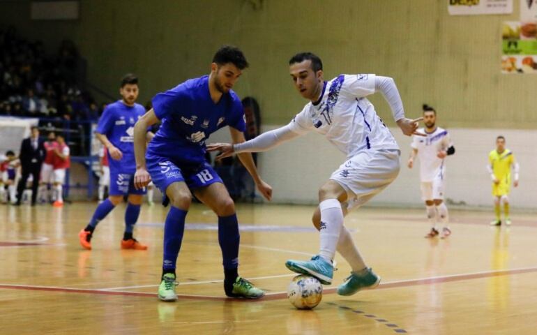 Adri,defendido por Zequi, lideró el triunfo de O Parrulo de Ferrol