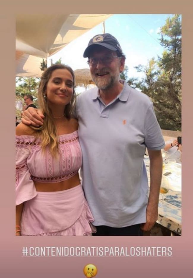 La 'influencer' aparece en una foto con Mariano Rajoy.